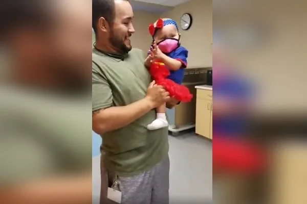 Menina se veste de “super mulher” para comemorar fim de quimioterapia