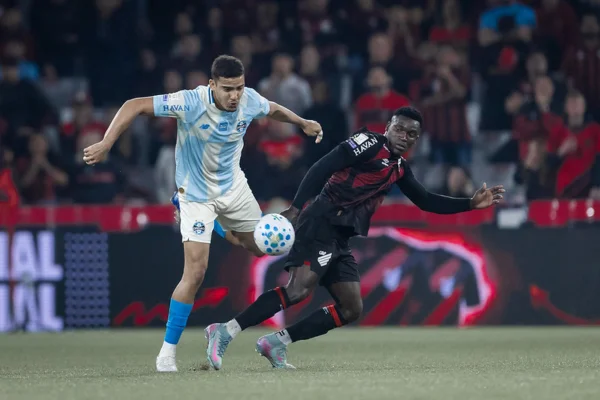 Imagem colorida de duelo entre Grêmio x Atheltico-Pr pelo Brasileirão- Metrópoles