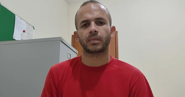 Imagem colorida de um homem com camiseta vermelha- Metrópoles