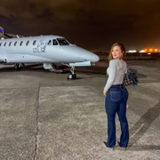 A influenciadora possui um avião com uma homenagem à família
