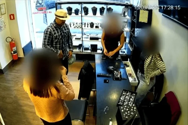 Homem se finge de cliente para assaltar loja de joias no interior paulista