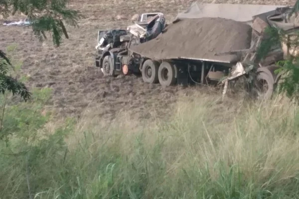 Grave acidente entre um ônibus e um caminhão provocou ao menos 40 mortes e deixou outras 12 pessoas gravemente feridas na manhã desta quarta-feira (25), na Rodovia Alfredo de Oliveira Carvalho, entre Taguaí e Taquarituba, na região de Avaré, no interior de São Paulo
