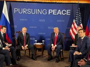 Trump e Putin posam para fotos Trump e Putin posam para fotos