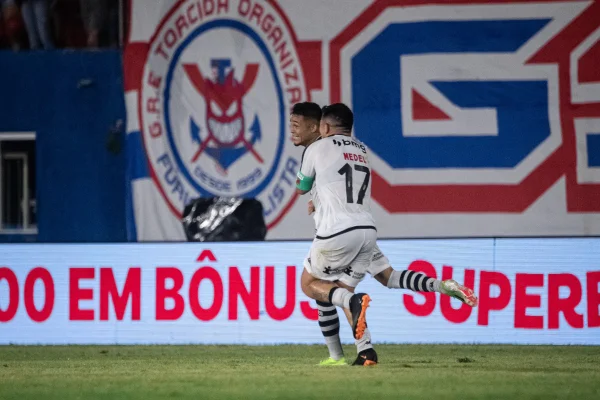 Adson comemora gol pelo Vasco - Metrópoles
