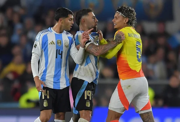Foto colorida de Richard Ríos e Otamendi, Colômbia e Argentina - Metrópoles