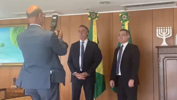 Presidente Jair Bolsonaro grava vídeo pedindo votos para aprovar indicação de André Mendonça ao Planalto