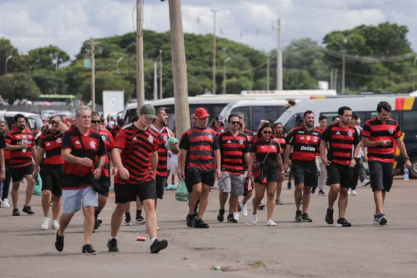 Torcida do Flamengo canta antes de partida da Supercopa do Brasil