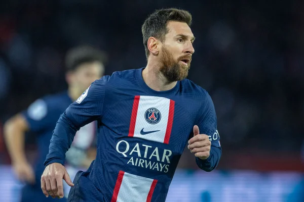 Camisa usada por Messi na volta ao PSG é leiloada por R$ 242 mil