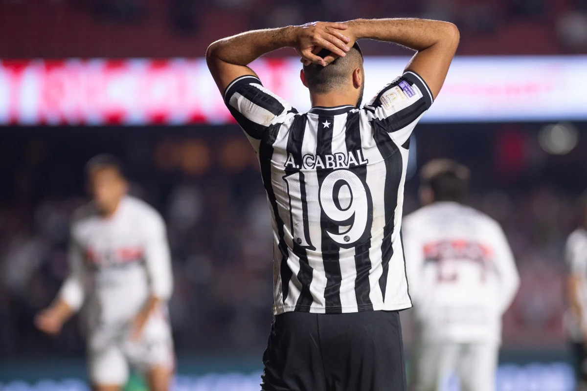 Arthur Cabral é o primeiro jogador expulso pela Lei Vini Jr. no Brasil
