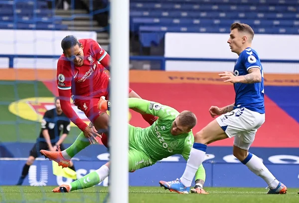 Pickford dá entrada dura em van Dijk