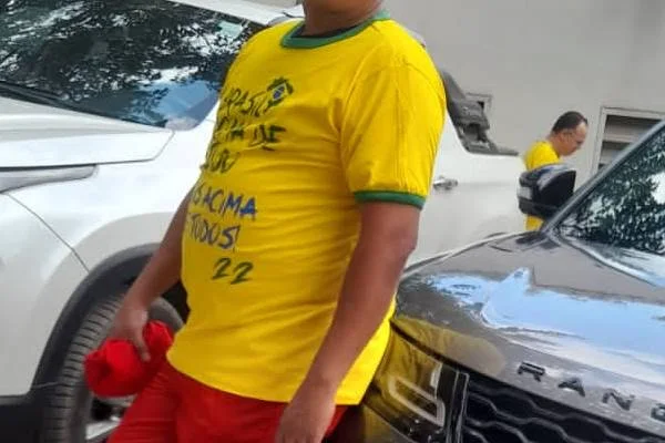Fotografia colorida de homem vestindo camiseta amarela e verde
