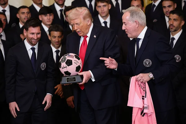 Imagem colorida mostra Donald Trump e Messi - Metrópoles