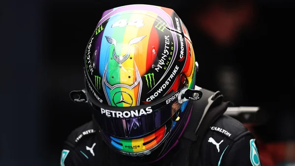 Hamilton usa capacete em defesa do movimento LGBTQIA+ no Catar