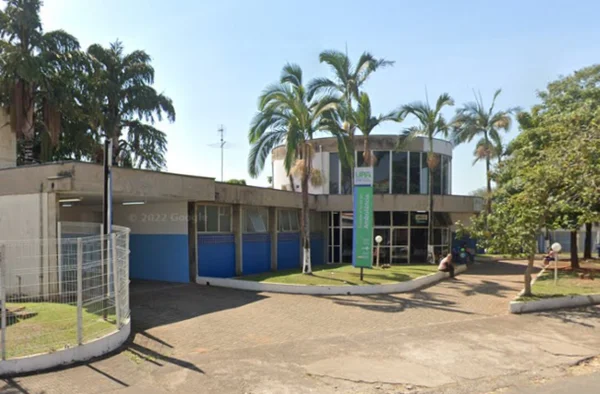 Imagem colorida mostra fachada da UPA de Piracicaba em um dia ensolarado com árvores na frente - Metrópoles
