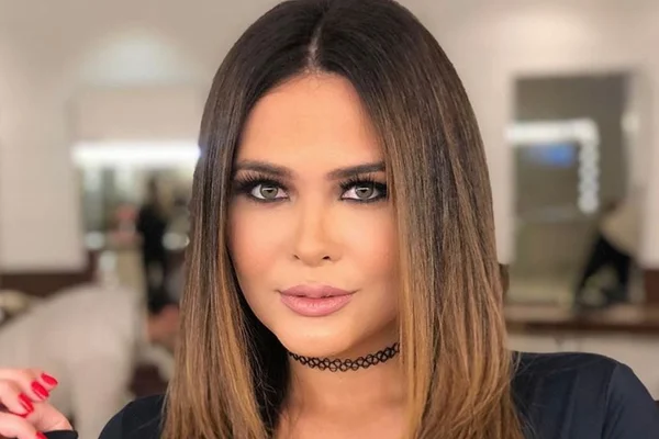 Após revolta, Geisy Arruda bota fio-dental e empina bumbum na web