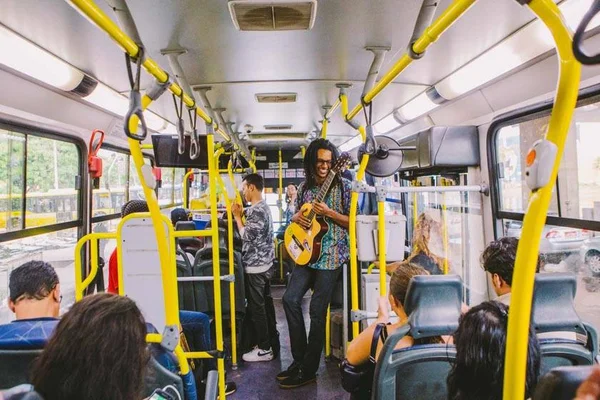 Banda do DF arrecada dinheiro em ônibus para gravar primeiro disco