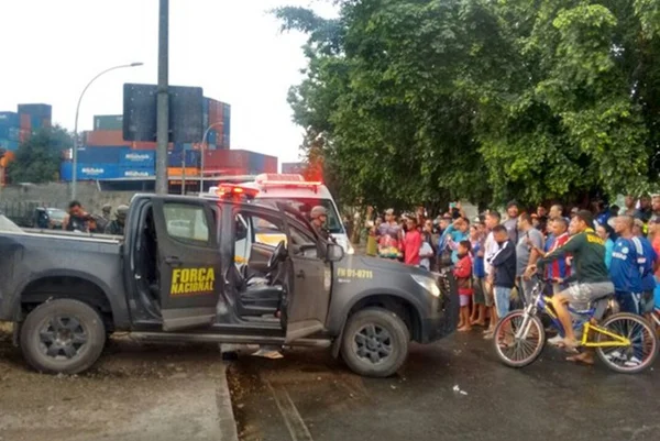 Mais um veículo da Força Nacional é alvo de ataque no Rio