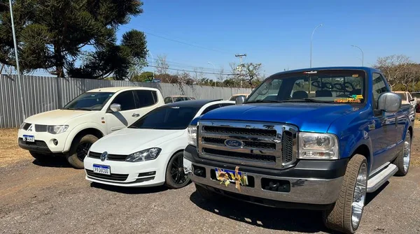 foto colorida de três veículos perfilados