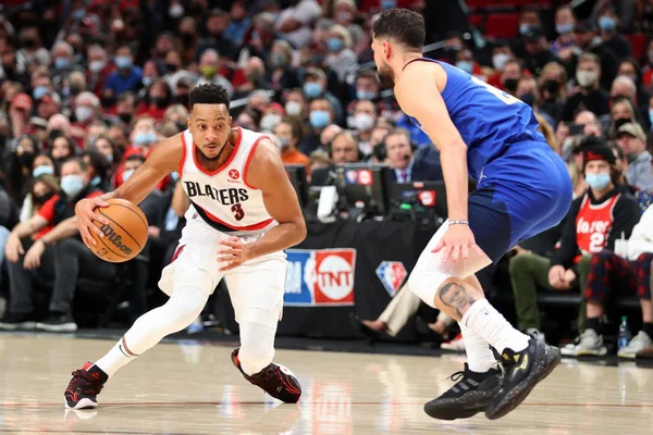 Com grande noite de McCollum, Blazers superam Nuggets