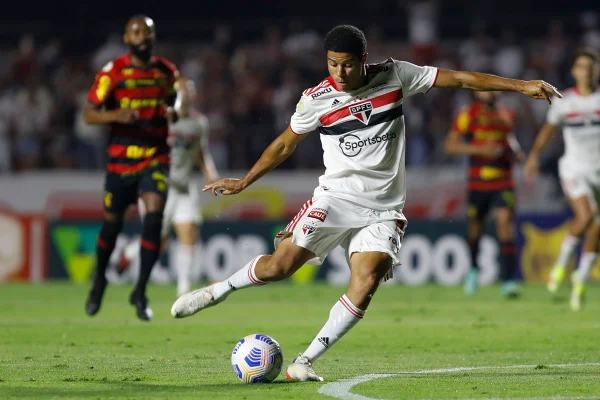 Gabriel Sara atuando pelo São Paulo