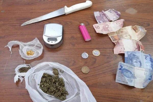 Suspeito de tráfico de drogas é preso em cima de árvore no Distrito Federal