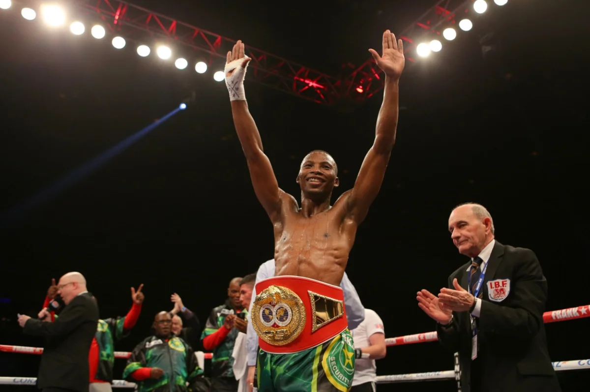 Zolani Tete foi campeão mundial de boxe em duas categorias diferentes Zolani Tete foi campeão mundial de boxe em duas categorias diferentes