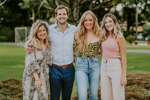 Gio Adriano recebe time da rewardStyle e influencers em chá