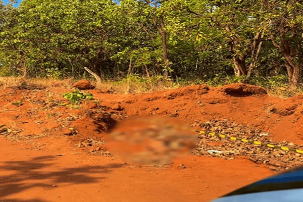 Mulher sai para caminhar e encontra cadáver esfaqueado em estrada