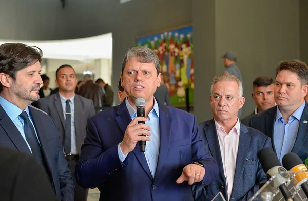 Imagem colorida do governador Tarcísio de Freitas falando ao microfone no Palácio dos Bandeirantes - Metrópoles
