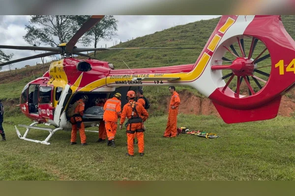 Homem perde controle de trator e cai em barranco em MG