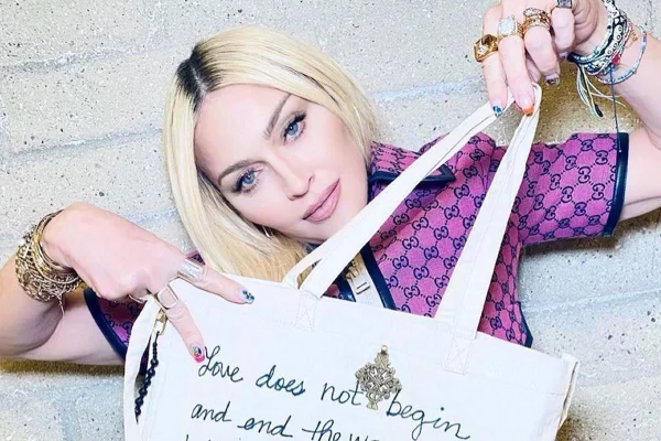 Madonna mostrando sua ecobag customizada da marca Ministry of Tomorrow para a ação beneficente Art for Education