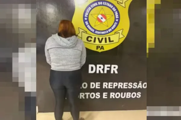Imagem colorida de mulher de costas após prisão