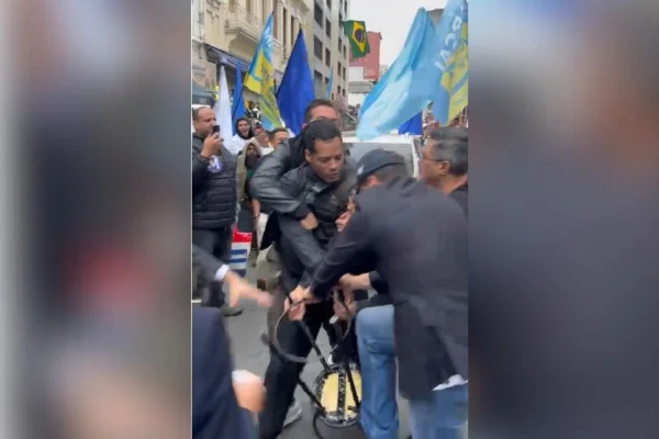 Imagem colorida mostra homem sendo contido ao se aproximar com uma cadeira de Pablo Marçal no centro de São Paulo - Metrópoles