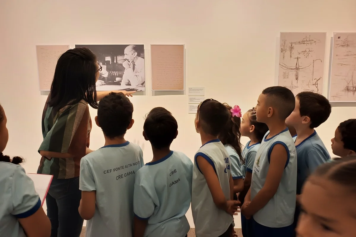 Os alunos passam a ocupar os museus e as galerias de arte Os alunos passam a ocupar os museus e as galerias de arte