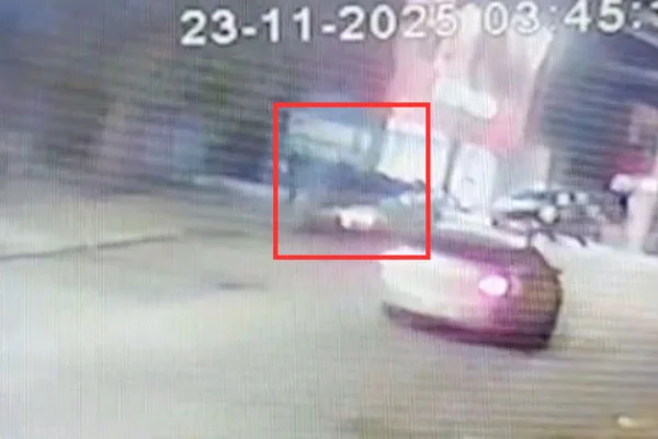 Captura de tela que mostra fuga de suspeitos de assassinarem comerciante chinês em São José dos Campos, no Vale do Paraíba, em São Paulo. - Metrópoles