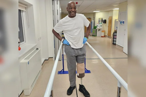Olubiyi Jibowu teve a perna amputada após tratar um ferimento em casa. Metrópoles