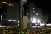 Poste com fiação exposta, após ser alvo de vandalismo