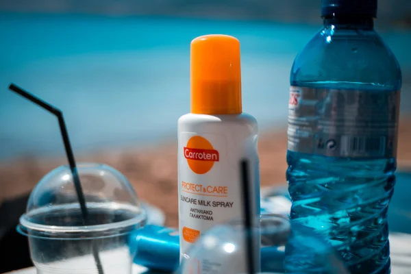 Imagem colorida mostra água e protetor no solar no fundo de uma piscina - Metrópoles