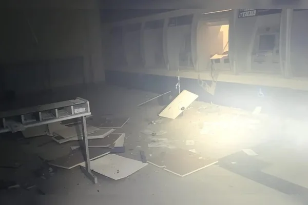 Imagem colorida de explosão em caixa eletrônico no Paraná - Metrópoles
