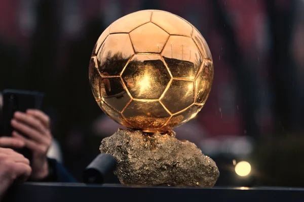 Foto colorida de Bola de Ouro - Metrópoles