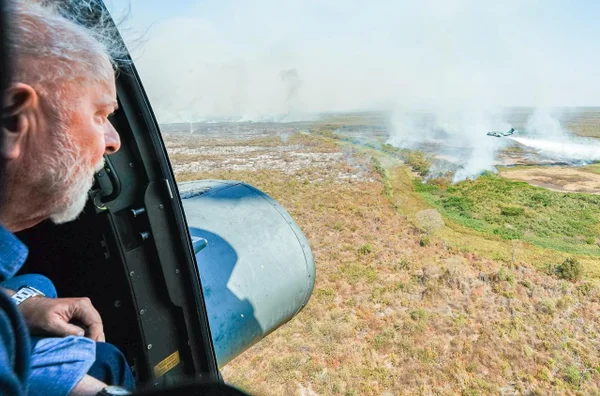 Presidente Lula sobrevoa incêndios no Pantanal - Metrópoles
