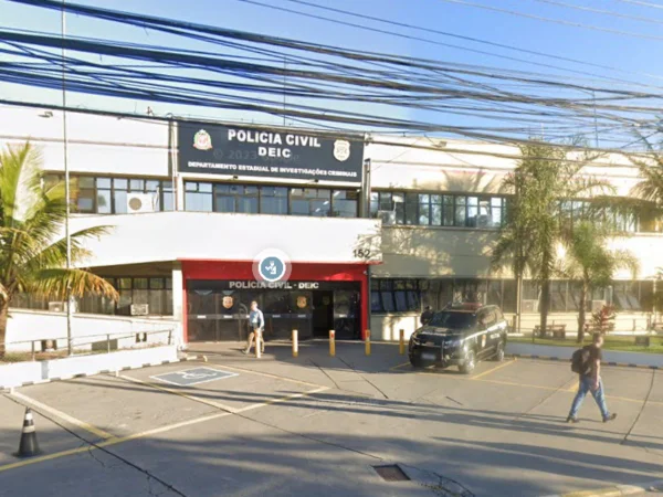 Foto colorida mostra fachada do Deic