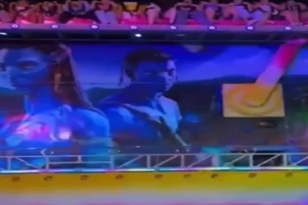 Imagem colorida de momento antes da adolescente ser arremessada pelo brinquedo da Tailândia - Metrópoles