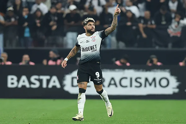 Imagem colorida de Yuri Alberto comemorando gol pelo Corinthians - Metrópoles