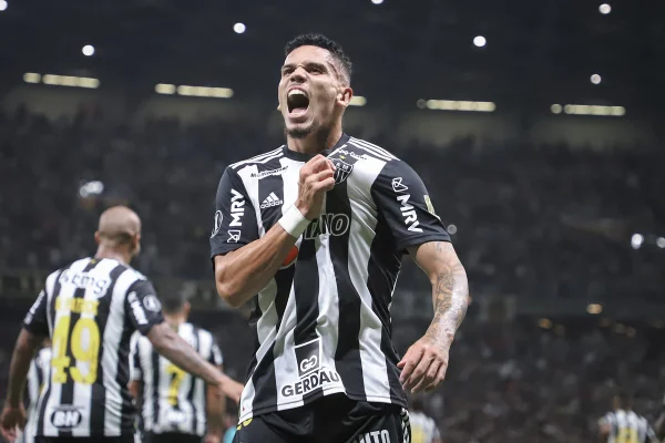 Paulinho celebrando gol