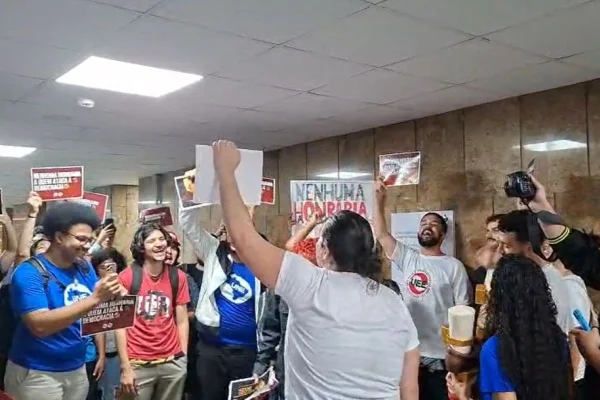 Imagem colorida mostra protesto de estudantes contra homenagem a Carlos Bolsonaro e Mario Frias na Alesp - Metrópoles
