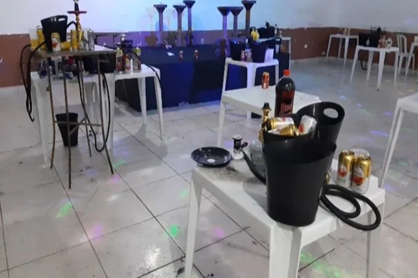 Pessoas pulam muro em festa clandestina para fugir da polícia no PR