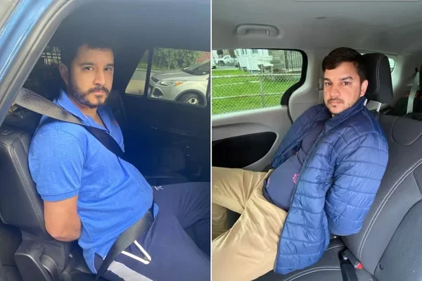 homens presos sentados em baco de carro algemados
