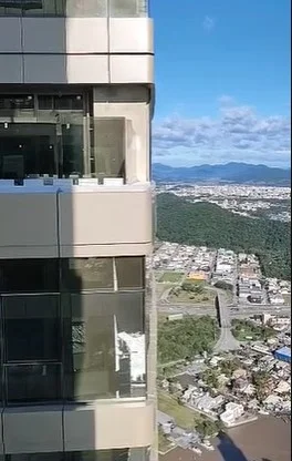 Yachthouse by Pininfarina, de Neymar, balança durante passagem de ciclone