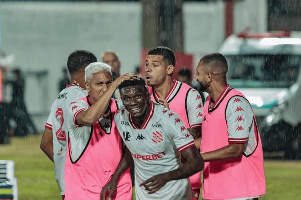 Jogadores do Bangu comemorando gol diante do Flamengo pelo Campeonato Carioca